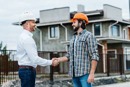 Marchand de biens immobiliers sur chantier